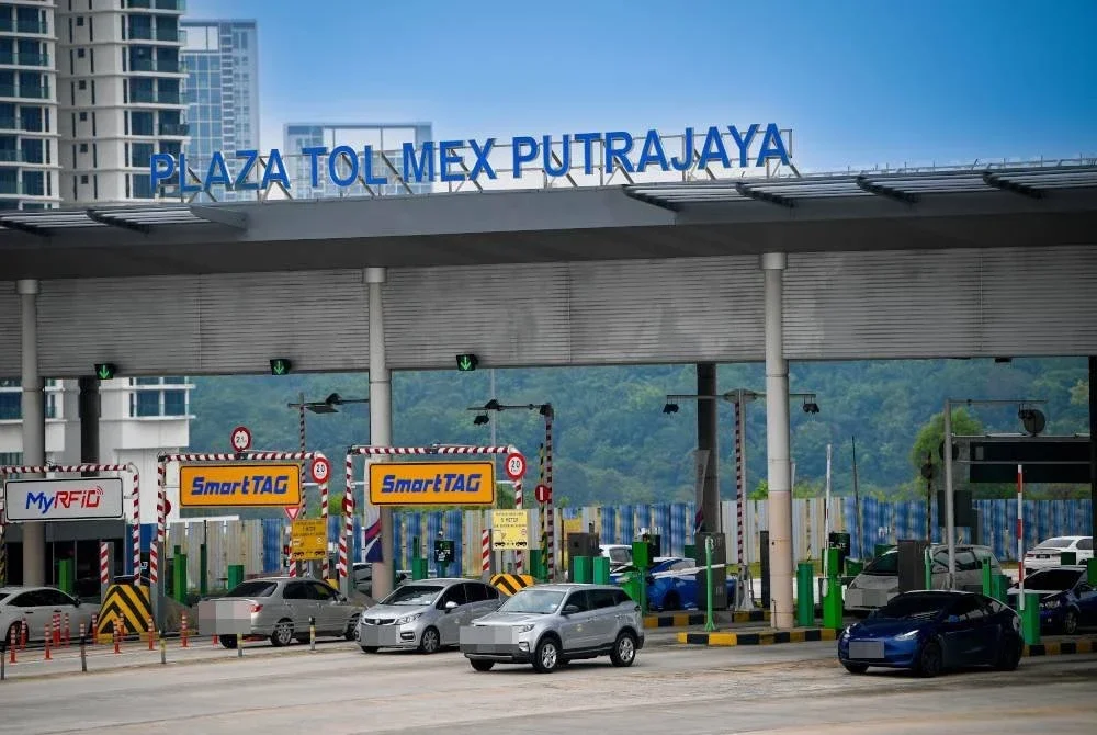 LLM menafikan dakwaan penunggang motosikal akan mula membayar tol Oktober ini, menegaskan tiada perubahan kategori kenderaan dikenakan tol. Foto Bernama