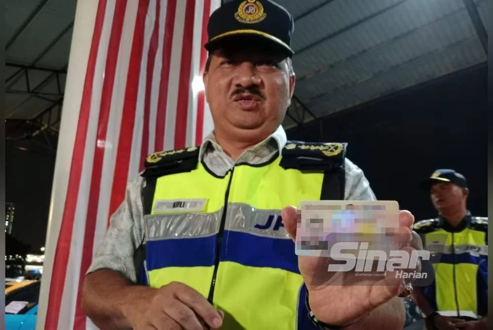 Muhammad Kifli menunjukkan lesen memandu palsu yang digunakan lelaki warga asing berkenaan yang diberkas ketika Ops Luxury 3.0 di sekitar ibu negara baru-baru ini.