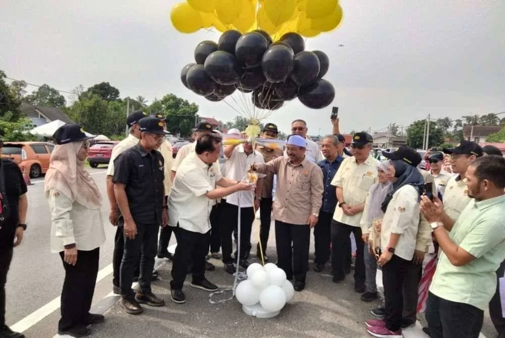 Alexander (tiga dari kiri) dan Mohd Nassuruddin (empat dari kiri) merasmikan Projek Siap Menaiktaraf Laluan FT003 dari Persimpangan Melor, Ketereh ke Kampung Pak Badol di Bachok pada Ahad.