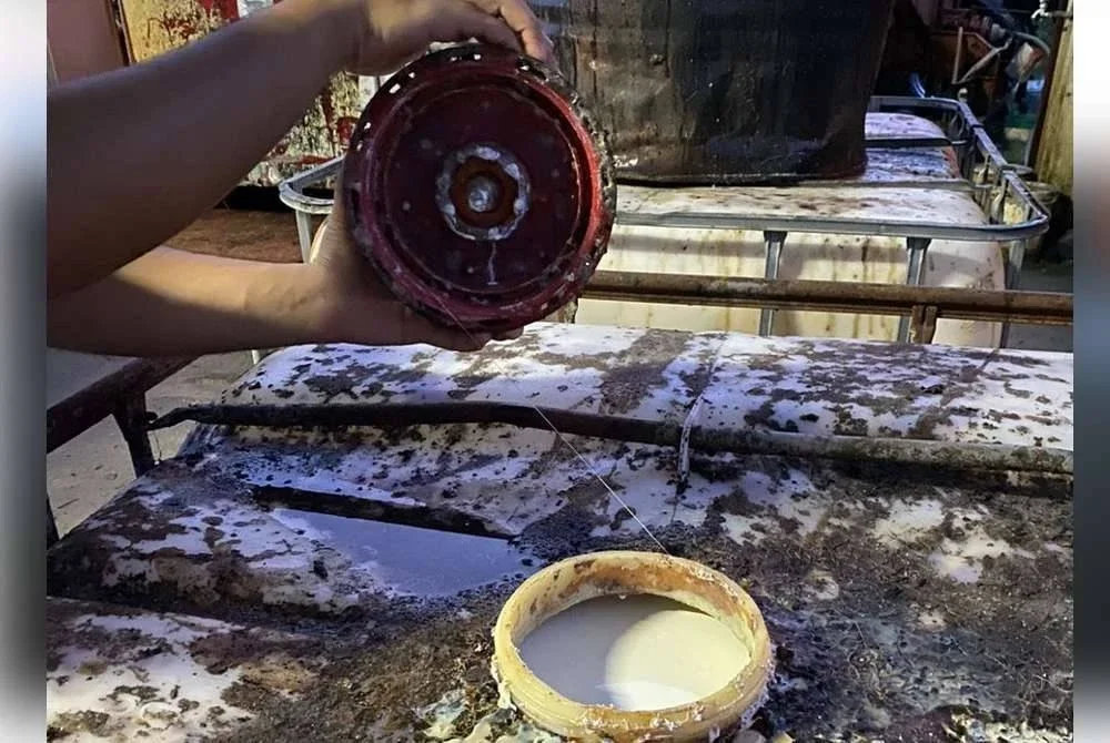 Susu getah itu diimport secara sah dari Thailand oleh pengilang di negara ini, namun pemandu lori menjualnya secara haram dalam kuantiti kecil kepada pihak tertentu. Foto LGM