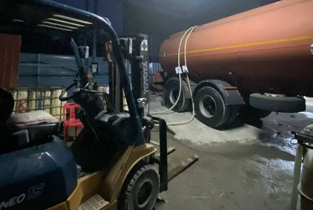 Kegiatan sedut curi susu getah adalah satu kesalahan mengikut Peraturan-Peraturan LGM 2014. Foto LGM