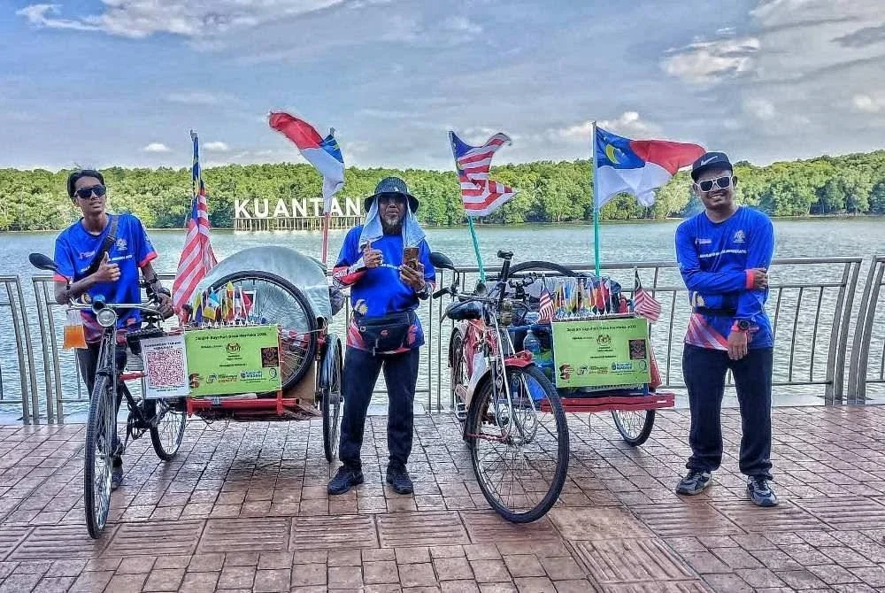 Rosli (tengah) bersama Muhammad Ramadan (kiri) dan Mohd Faiq.