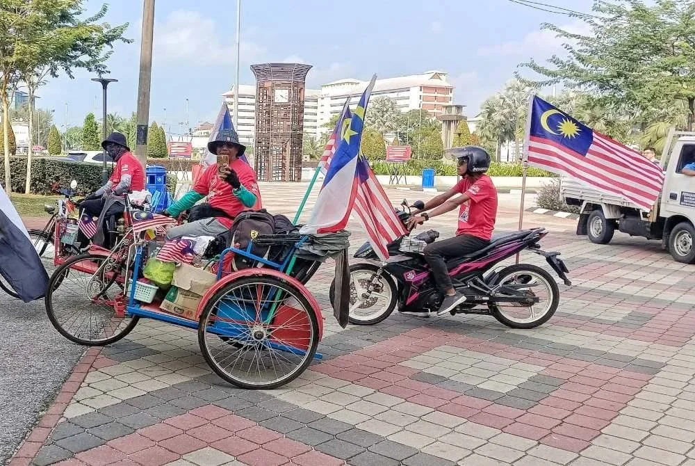 Rosli bersama pasukannya memulakan misi kayuhan dengan melalui Pekan, Rompin seterusnya ke beberapa negeri lain sebelum tiba di Melaka pada malam ambang merdeka.
