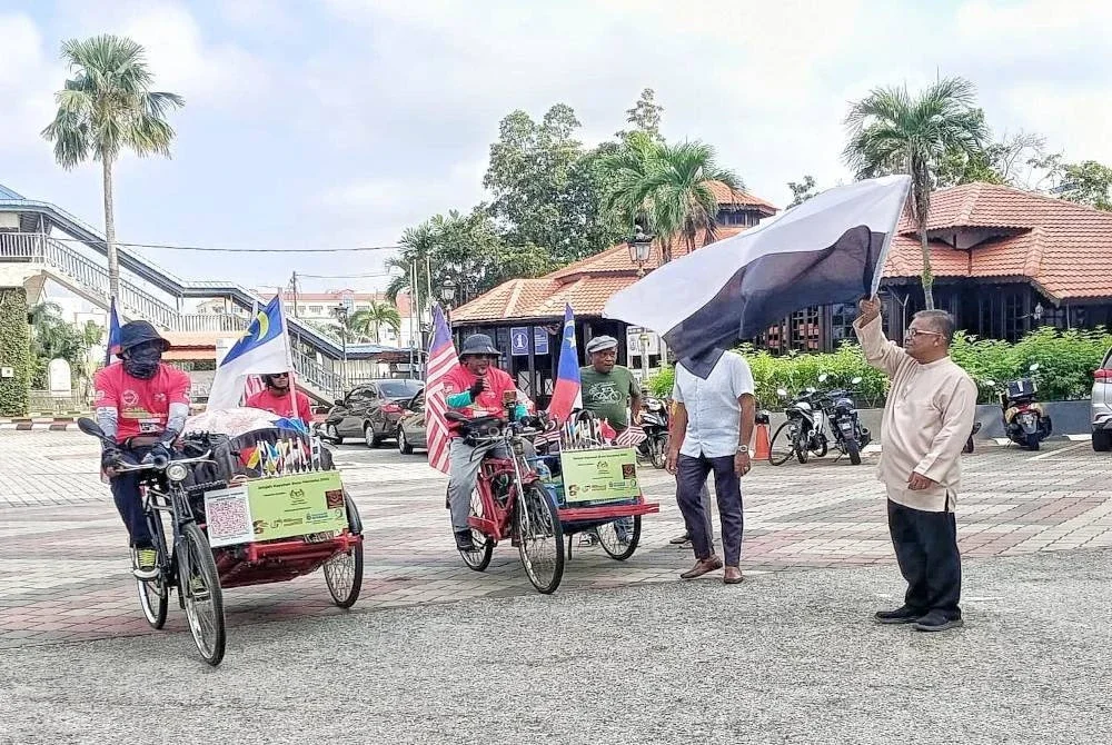 Kayuhan beca daripada Rosli dan pasukannya merupakan hadiah istimewa daripada mereka kepada seluruh rakyat Malaysia bersempena sambutan Hari Kebangsaan ke-68.