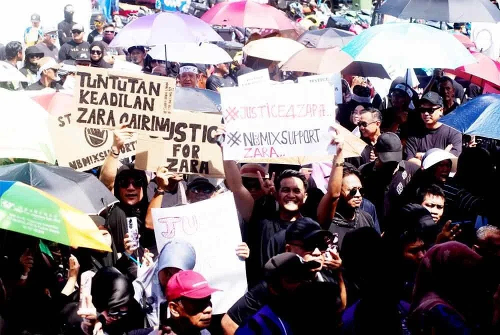 Lebih 3,000 orang hadir pada perhimpunan solidariti di tempat letak kereta Medan Selera Labuan bagi menuntut keadilan untuk Zara Qairina. Foto Bernama