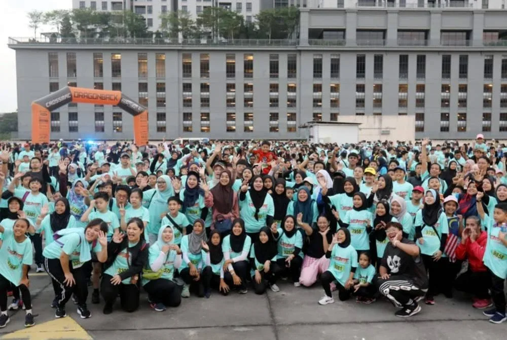 Sebahagian masyarakat berbilang bangsa yang menyertai larian santai sejauh 5km sempena HTKSJ di AEON Taman Equine, Serdang pada Ahad.