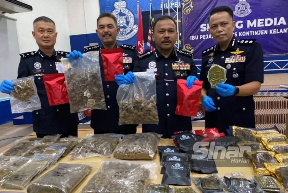 Mohd Yusoff (dua, kiri) menunjukkan dadah jenis ganja yang dirampas selepas menumpaskan satu sindiket melibatkan adik-beradik tiri di Kampung But, Ketereh pada Selasa. Foto Sinar Harian - HAZELEN LIANA KAMARUDIN