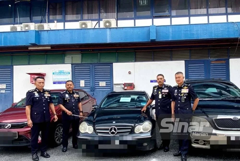 Polis Kelantan turut menyita dua kenderaan mewah jenis BMW dan Mercedes Benz serta Perodua Bezza dan MPV jenis Naza Ria. Foto Sinar Harian- HAZELEN LIANA KAMARUDIN
