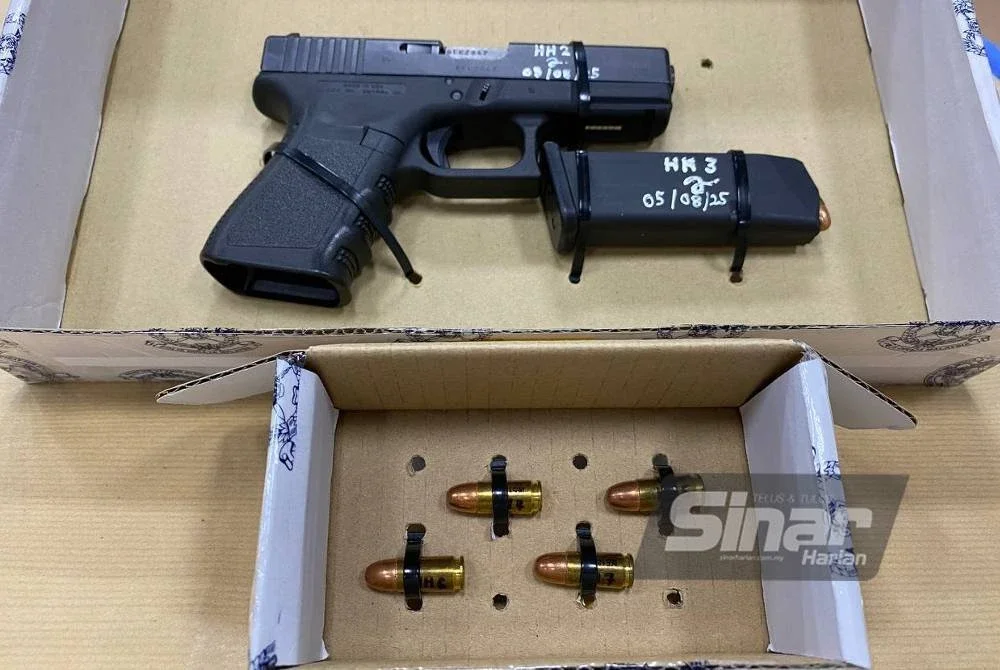 Polis Kelantan turut merampas sepucuk pistol serta 16 butir peluru yang bernilai RM5,000. Foto Sinar Harian - HAZELEN LIANA KAMARUDIN