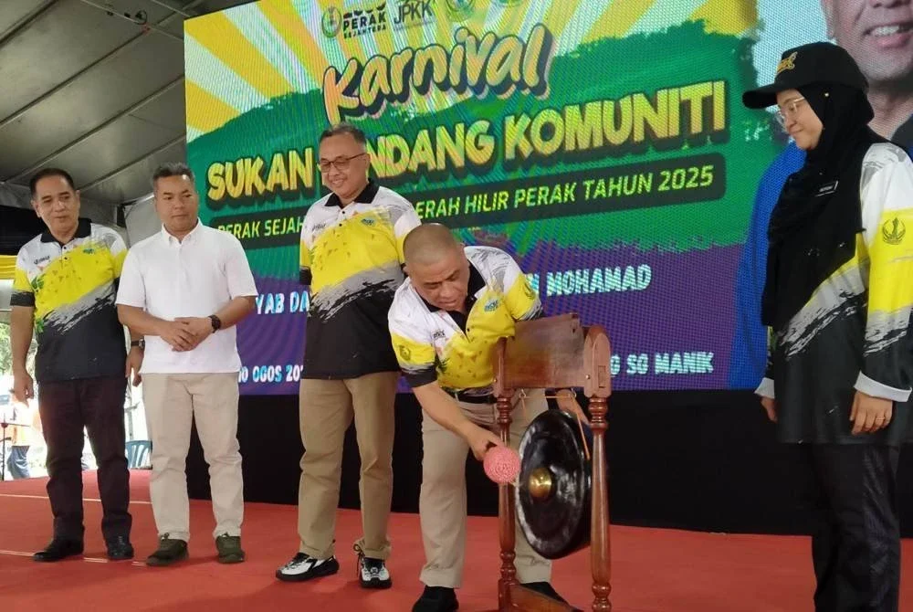Saarani memalu gong sebagai gimik perasmian Karnival Sukan Bendang Komuniti Perak Sejahtera 2030 Peringkat Daerah Hilir Perak di Sekolah Kebangsaan Permatang, Parit 7B Sungai Manik di Pasir Salak pada Ahad.