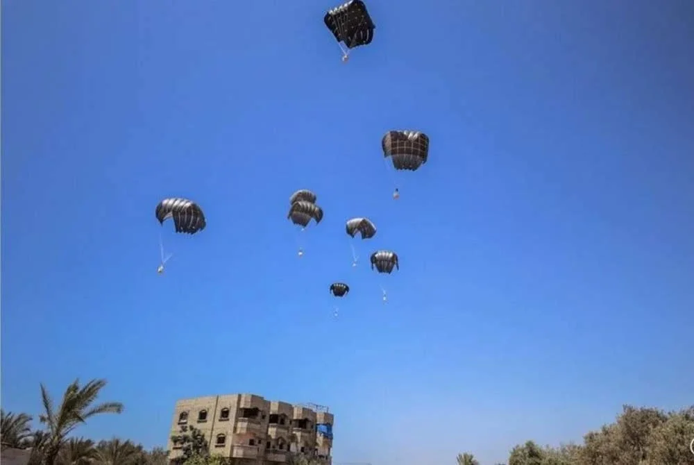 Remaja lelaki berusia 14 tahun maut di Gaza selepas dihempap bungkusan bantuan yang digugurkan dari udara, di tengah kontroversi keberkesanan penghantaran bantuan kemanusiaan. Foto Agensi