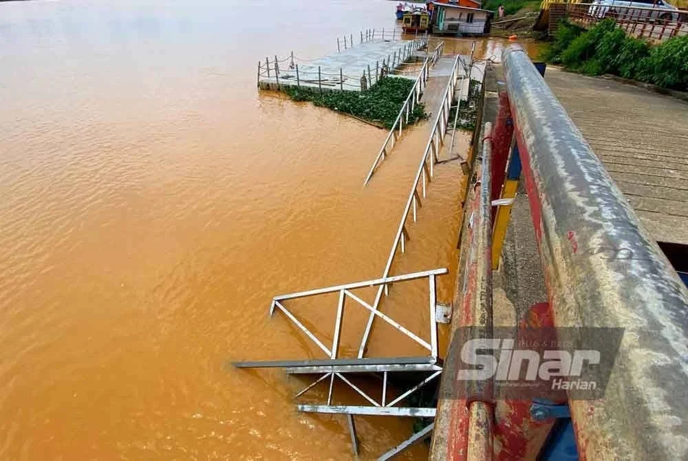 Jeti Tambatan Diraja Kota Bharu yang baharu dua tahun dibina runtuh pada Sabtu dipercayai akibat struktur binaan yang tidak kukuh. Foto Sinar Harian - HAZELEN LIANA KAMARUDIN