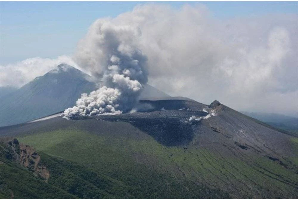 Gunung Berapi Shinmoedake di Jepun meletus kuat, menghamburkan abu setinggi 3,000 meter - Foto: Agensi