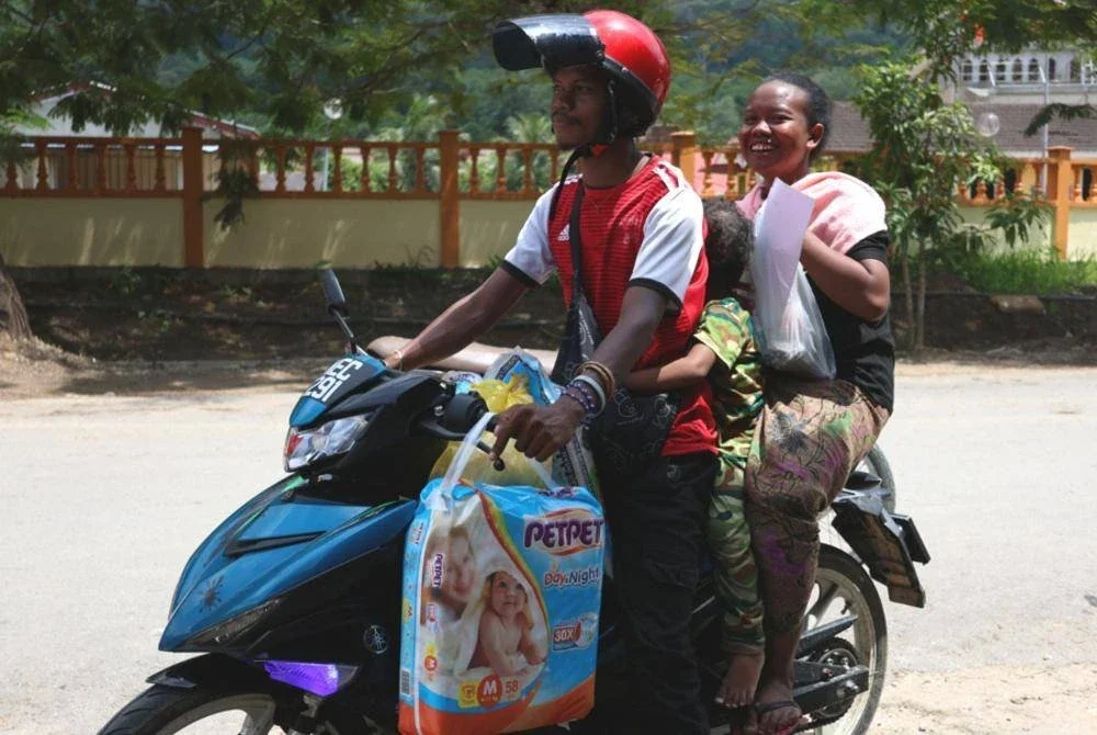 Harun dan isterinya, Suria dari Kuala Lah selesai membeli barangan keperluan dengan menggunakan MySARA ketika ditemui di Kampung Jerek, Gua Musang baru-baru ini. - Foto: Bernama