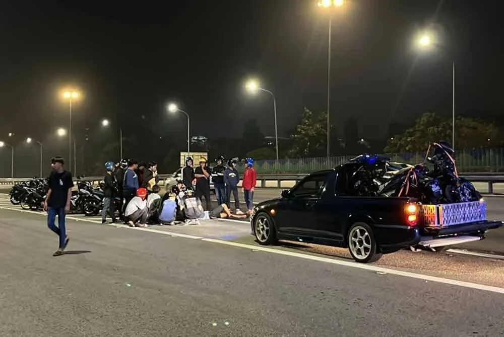 Tiga remaja cedera parah selepas motosikal yang ditunggang bergesel sesama sendiri di KM262 Lebuhraya Utara–Selatan arah utara, awal pagi Ahad.