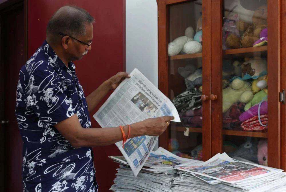 Bekas wartawan dan editor, Dr G Manimaran membaca surat khabar ketika ditemubual Bernama di kediamannya di Seksyen 7, Bandar Baru Bangi baru-baru ini. Foto Bernama