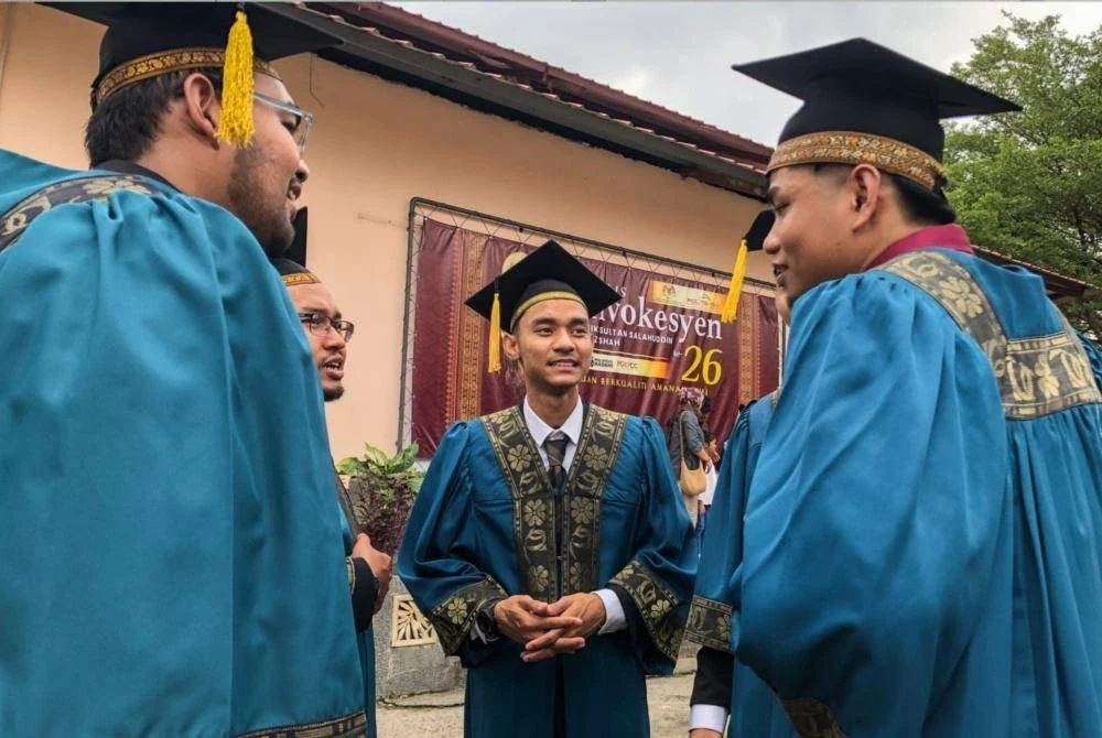Graduan Ahmad Tasnim Fathullah Ahmad Hafidz, 22, (tengah) merupakan satu-satunya graduan yang berjaya menggenggam Sijil Tahfiz Al-Quran Jabatan Kemajuan Islam Malaysia (JAKIM) Politeknik menerusi Program Techno-Huffaz dalam Majlis Konvokesyen Politeknik Sultan Salahuddin Abdul Aziz Shah (PSA) ke-26 di Dewan Al-Jazari, PSA Shah Alam hari ini. Foto Bernama