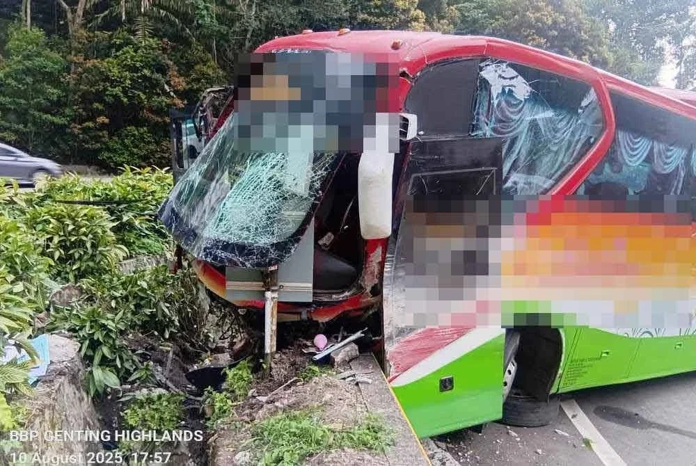 Keadaan bas persiaran membawa pelancong warga Viernam yang terbabas melanggar tembok jalan dan dua kenderaan lain selepas disyaki hilang kawalan ketika dalam perjalan turun dari Genting Highlands pada Ahad.
