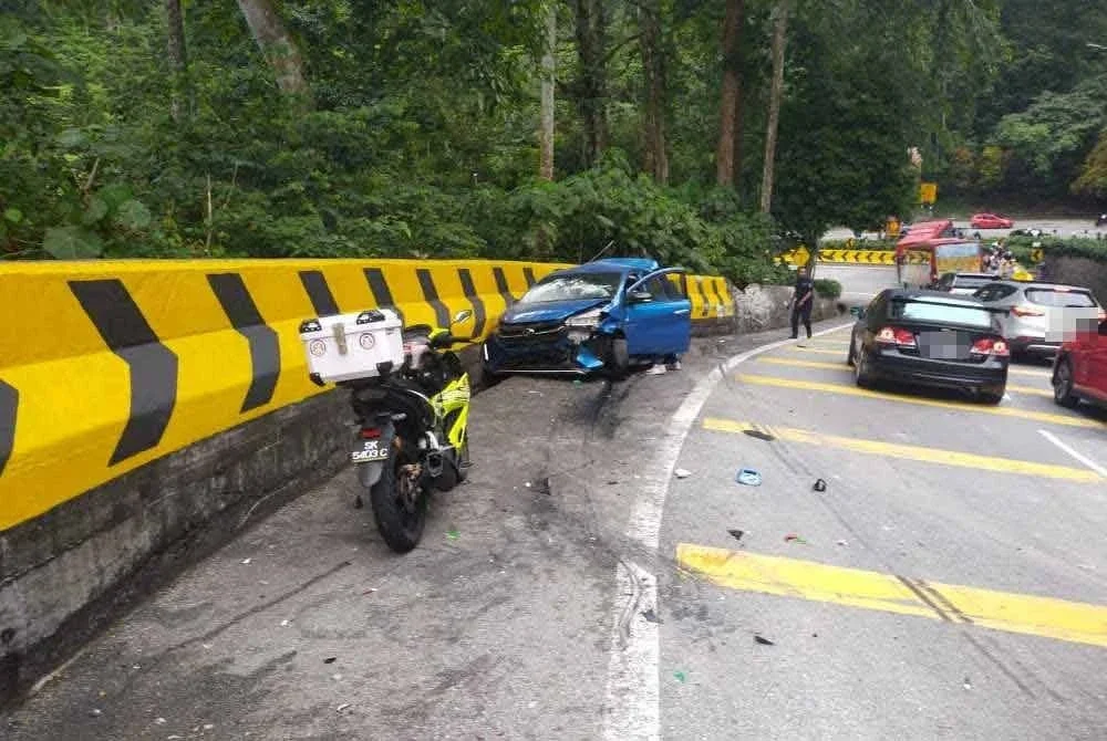 Keadaan di lokasi nahas melibatkan bas persiaran dan dua kenderaan lain di Jalan Genting Highlands pada Ahad.