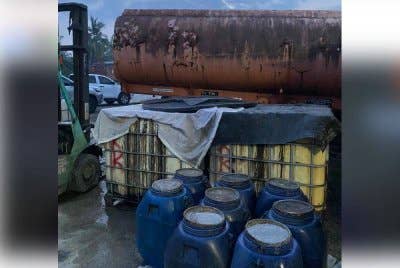 LGM merampas susu getah yang disimpan dalam tangki lori dan IBC di sebuah premis di Kamunting, Perak pada Jumaat. Foto LGM