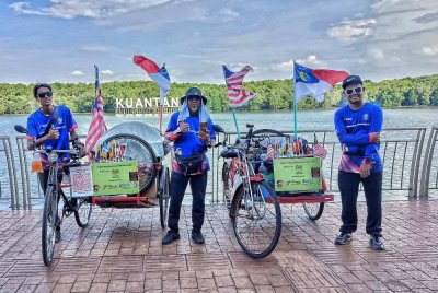 Rosli (tengah) bersama Muhammad Ramadan (kiri) dan Mohd Faiq.
