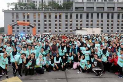 Sebahagian masyarakat berbilang bangsa yang menyertai larian santai sejauh 5km sempena HTKSJ di AEON Taman Equine, Serdang pada Ahad.