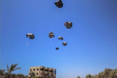 Remaja lelaki berusia 14 tahun maut di Gaza selepas dihempap bungkusan bantuan yang digugurkan dari udara, di tengah kontroversi keberkesanan penghantaran bantuan kemanusiaan. Foto Agensi