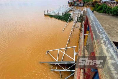 Jeti Tambatan Diraja Kota Bharu yang baharu dua tahun dibina runtuh pada Sabtu dipercayai akibat struktur binaan yang tidak kukuh. Foto Sinar Harian - HAZELEN LIANA KAMARUDIN