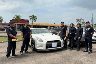 Mohd Misuari (empat dari kanan) menunjukkan sebahagian daripada kenderaan mewah yang berjaya disita sepanjang Op Khas Luxury yang bermula pada 1 Julai lalu.