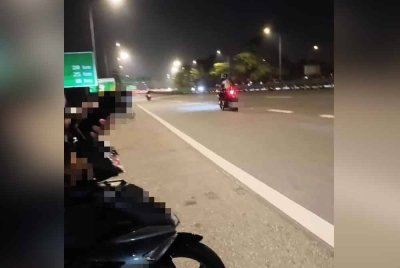 Empat remaja ditahan polis selepas dikesan melakukan aksi berbahaya termasuk tunggangan ala ‘superman’ di Lebuhraya Linkedua dekat Nusabayu, Gelang Patah. - Foto IPD Iskandar Puteri