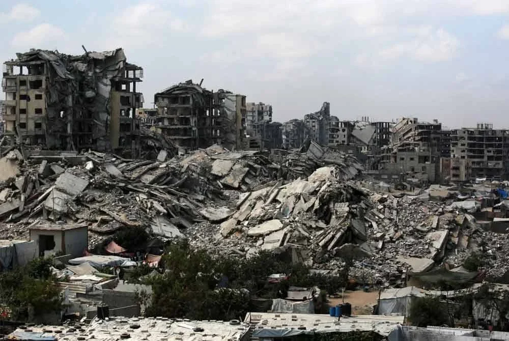 Penduduk Palestin mendirikan khemah sementara berhampiran kawasan runtuhan struktur di tengah Gaza.