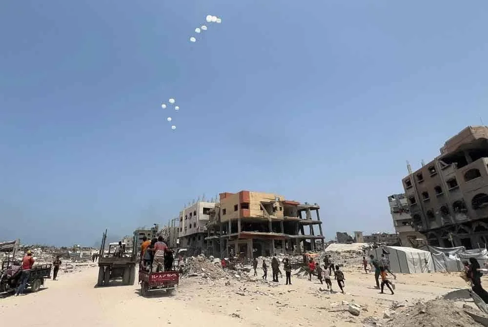 Bantuan dari udara terus disalurkan kepada penduduk Palestin di Jabalia, utara wilayah itu.