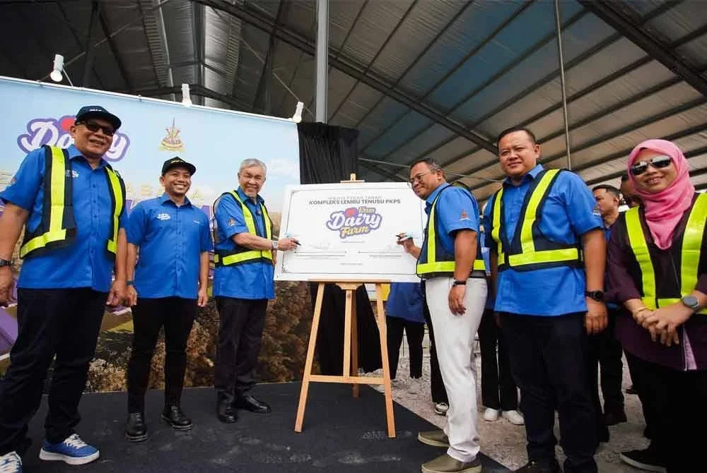 Ahmad Zahid (tiga dari kiri) bergambar selepas menandatangani plak selepas Majlis Pecah Tanah Kompleks Lembu Tenusu PKPS ‘Ehsan Dairy Farm’ di Ladang Sungai Tengi pada Ahad.