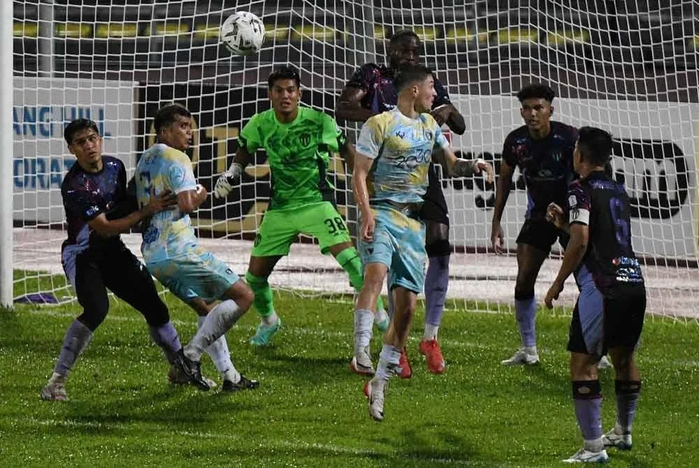Pemain pasukan Penang FC dan Terengganu FC merebut bola dalam perlawanan Liga Super di Stadium Bandaraya di sini hari ini. - Foto: Bernama