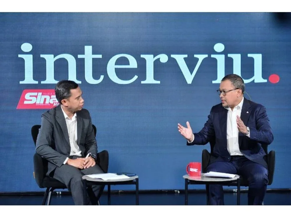 Ketua Pegawai Eksekutif Alliance Islamic Bank (AIS), Rizal Il-Ehzan Fadil  Azim (kanan) ketika program Interviu bertajuk Impak Program AZAM yang dihoskan Haizir di Studio F, Kompleks Karangkraf.