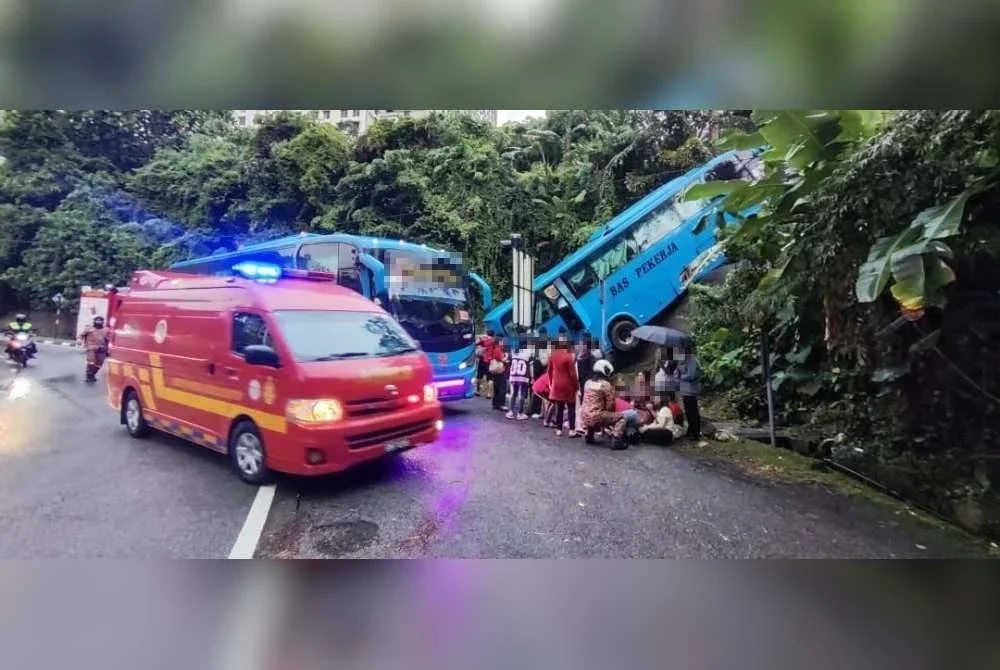 Pasukan bomba sedang menjalankan kerja penyelamatan di lokasi kejadian sebuah bas kilang terbabas di selekoh berbukit Paya Terubong, Pulau Pinang. Foto JBPM Pulau Pinang