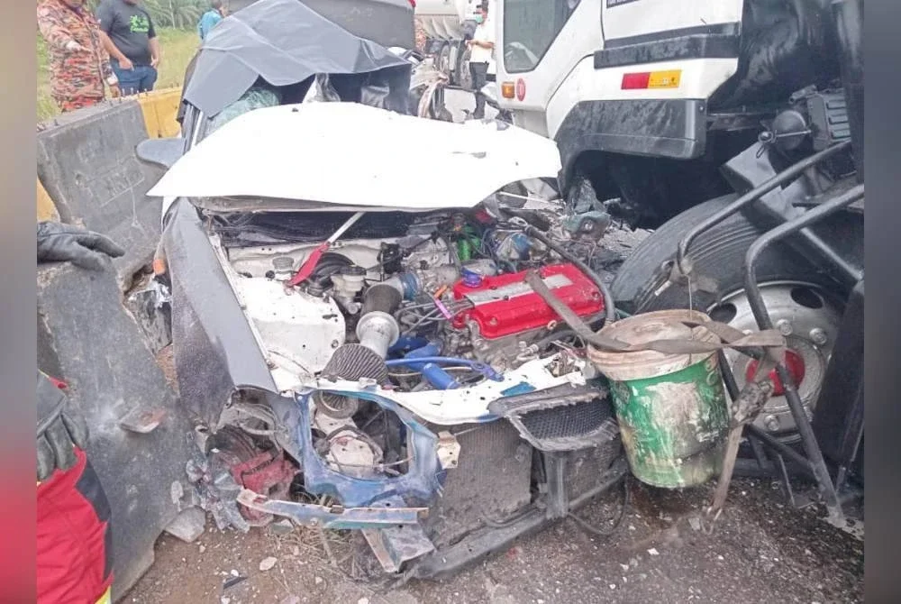 Empat termasuk dua kanak-kanak maut selepas kereta bertembung treler di Felda Chiku 1, Gua Musang. Foto Bomba