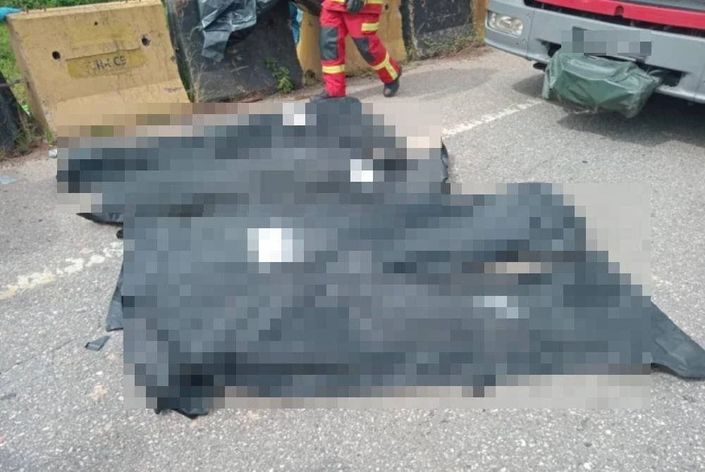 Empat termasuk dua kanak-kanak maut selepas kereta bertembung treler di Felda Chiku 1, Gua Musang. Foto Bomba