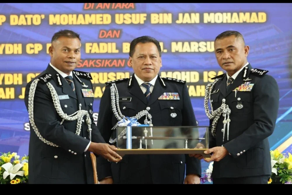 Fadil (kanan) dilantik Ketua Polis Kuala Lumpur yang baharu.