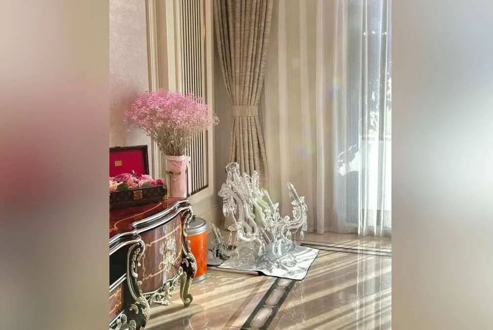 Kanak-kanak lelaki di China bertindak memecahkan siling kaca dan candelier kristal bernilai kira-kira 400,000 yuan (RM238,000).