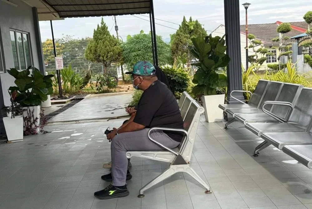 Tertuduh ketika tiba di Mahkamah Kuala Pilah pada Isnin