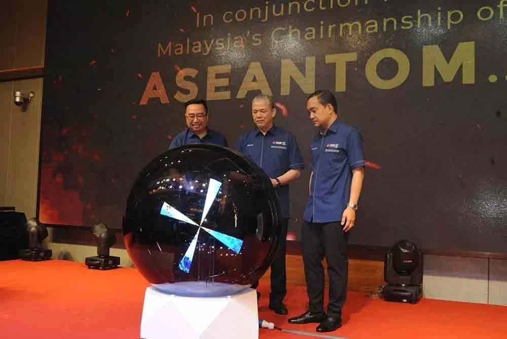 Fadillah (dua dari kanan) ketika merasmikan Mesyuarat Tahunan ASEANTOM ke-12 pada Isnin.