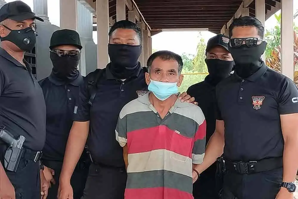 Tertuduh (tengah) dibawa ke Mahkamah Majistret Sungai Petani pada Isnin.