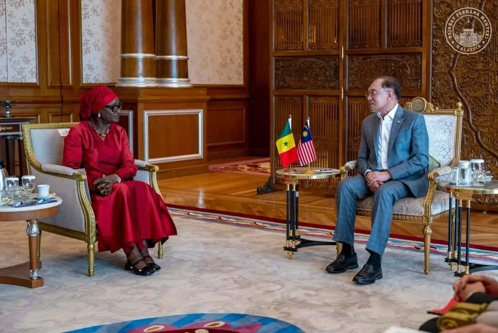 Anwar menerima kunjungan hormat Yassine Fall di Putrajaya. Foto Pejabat Perdana Menteri.