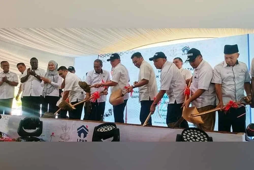 Wan Rosdy (lima dari kanan) menyempurnakan simbolik Majlis Pecah Tanah Cadangan Tapak Pangsapuri Pahangku Daerah Bentong.