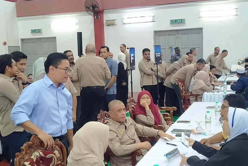 Saarani (duduk, tengah) ketika hadir ke Program Hari Bertemu Pelanggan di Dewan MPTI Langkap, pada Isnin.