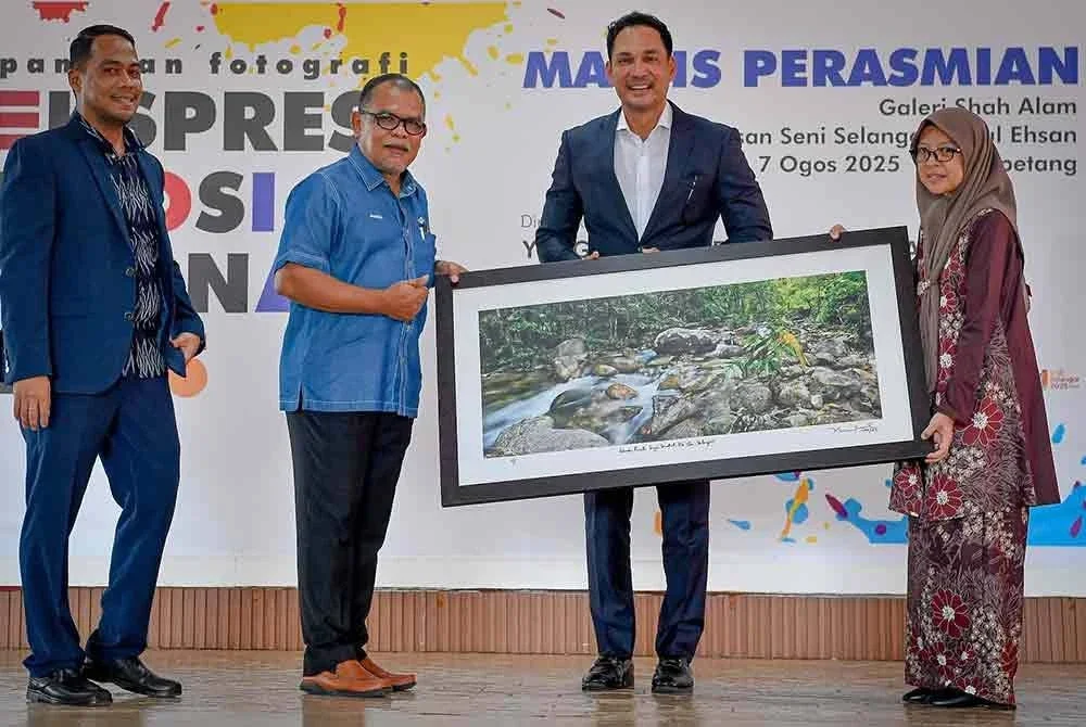Pengerusi FINAS, Datuk Gerald Hans Isaac (dua dari kanan) menerima cenderahati daripada Pengarah Projek Pameran Ekspresi Emosi Warna (EEW20205) Shamsul Kamal Zakaria (dua, kiri) ketika hadir merasmikan EEW2025 di Galeri Shah Alam baru-baru ini. - Foto: Bernama