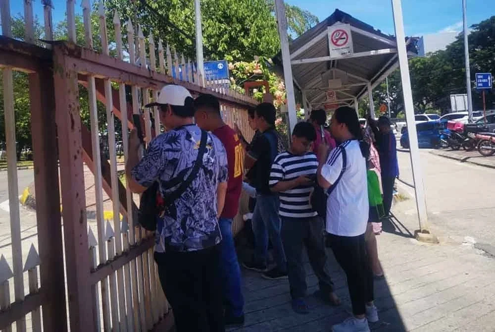 Orang ramai tidak ketinggalan membuat siaran langsung dan merakam suasana di pekarangan Jabatan Forensik HQEI, Kota Kinabalu.