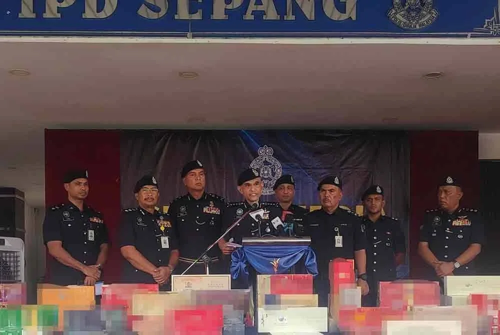 Shazeli (tengah) dalam sidang media di IPD Sepang pada Isnin.