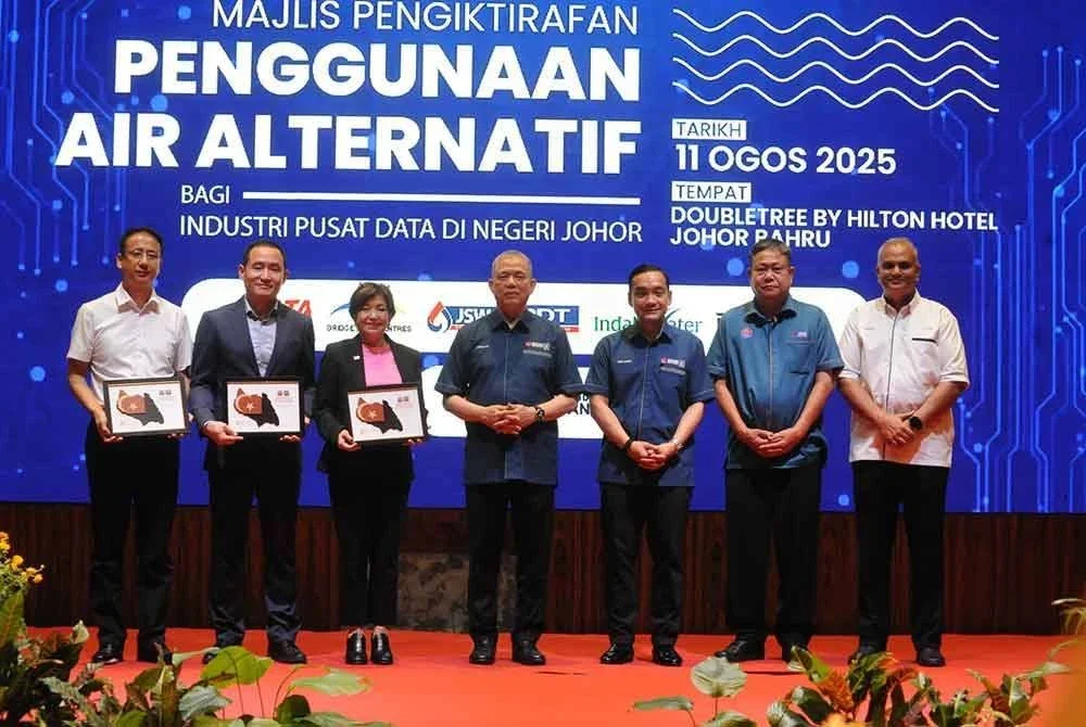 Fadillah (tengah) pada Majlis Pengiktirafan Pengunaan Air Alternatif Johor Bahru pada Isnin.